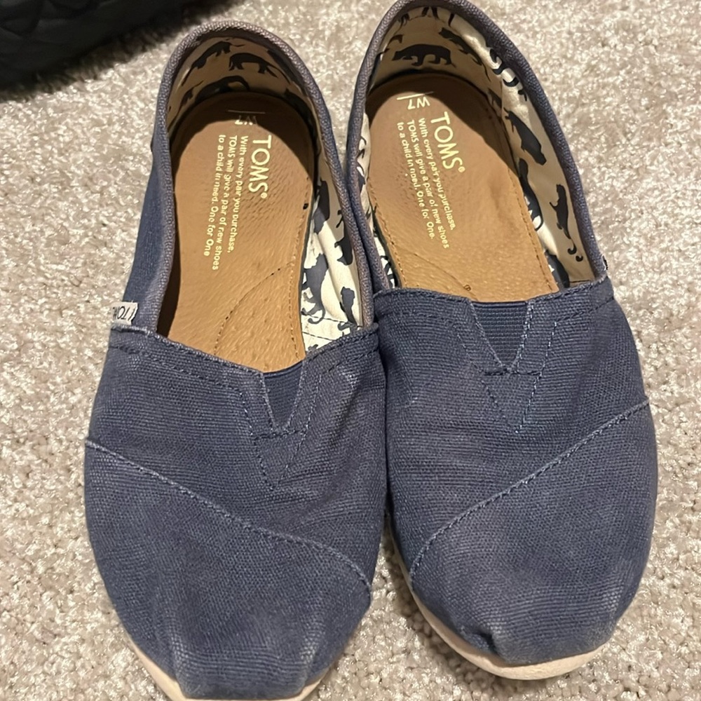 Women’s Toms sz 7 dark blue